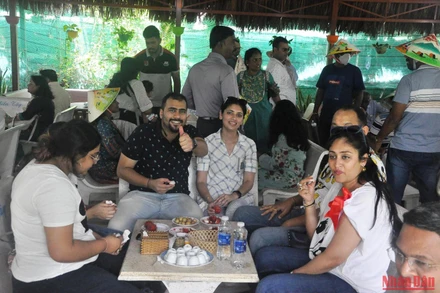 Khách tham quan thưởng thức trái cây, nghe đờn ca tài tử.