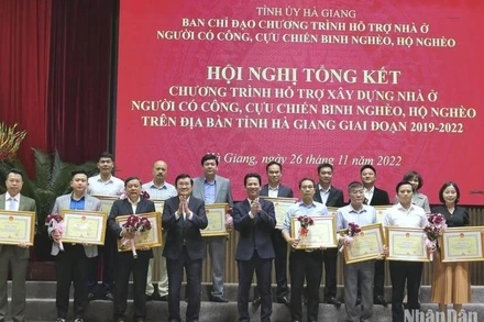 Nguyên Chủ tịch nước Trương Tấn Sang và Bí thư Tỉnh ủy Hà Giang tặng bằng khen cho các tập thể có thành tích trong thực hiện chương trình.