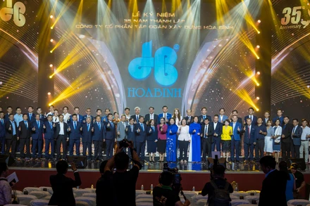 Tập thể cán bộ, công nhân viên của Hòa Bình hân hoan trong lễ kỷ niệm.