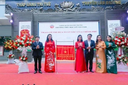 Đại diện Bộ Giáo dục và Đào tạo và Sở Giáo dục và Đào tạo Hà Nội thừa ủy quyền của Thủ tướng Chính phủ trao tặng Cờ thi đua xuất sắc cho tập thể cán bộ, giáo viên Trường tiểu học Lê Văn Tám.