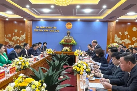 Đồng chí Bùi Đức Hinh, Chủ tịch Hội đồng nhân dân tỉnh Hòa Bình phát biểu tại buổi làm việc giữa hai tỉnh. 