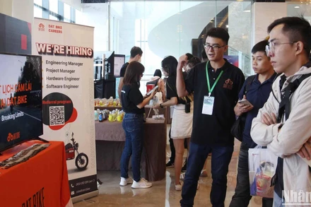 Các gian hàng triển lãm thu hút giới trẻ.