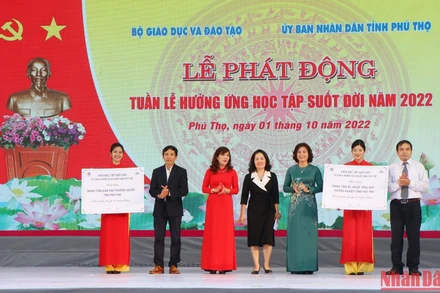 Viện Học tập suốt đời trao tặng 2 thư viện sách với 40 tủ sách cho 2 cơ sở giáo dục tỉnh Phú Thọ.