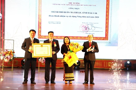 Thừa ủy quyền của Thủ tướng Chính phủ, Chủ tịch Ủy ban nhân dân tỉnh Đắk Lắk Phạm Ngọc Nghị trao Quyết định của Thủ tướng Chính phủ công nhận thành phố Buôn Ma Thuột hoàn thành Chương trình xây dựng nông thôn mới cho lãnh đạo thành phố Buôn Ma Thuột.