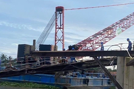 Giàn giáo phụ trợ thi công, nơi các công nhân gặp nạn.