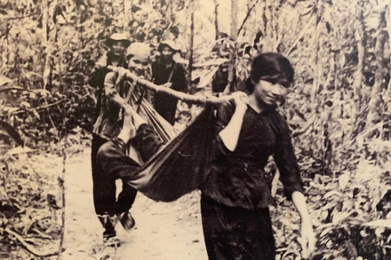 Cáng thương binh về hậu cứ. (Nguồn: Bảo tàng Phụ nữ Việt Nam/TTXVN)