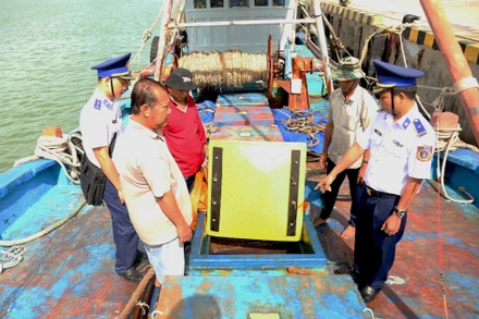 Tàu chở 90.000 lít dầu DO không rõ nguồn gốc.