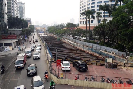 Việc thi công phần ngầm dự án đường sắt đô thị Nhổn-Ga Hà Nội đã ảnh hưởng đến một số ngôi nhà chung quanh.