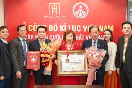 Bảo Tín Mạnh Hải vinh dự nhận bằng xác lập Kỷ lục Việt Nam với cặp nhẫn cưới lớn nhất Việt Nam