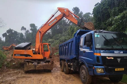 Công ty CP Quản lý và xây dựng đường bộ Phú Yên khẩn trương đưa máy móc hốt dọn, khắc phục sự cố sạt lở tuyến quốc lộ 19C. 