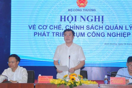 Thứ trưởng Công thương Nguyễn Sinh Nhật Tân phát biểu ý kiến tại hội nghị.
