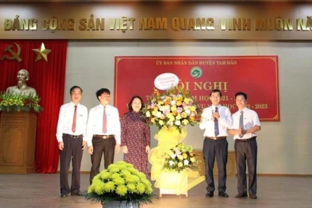 Lãnh đạo huyện Tam Đảo chúc mừng các thầy, cô giáo.