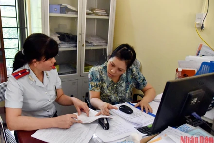 Sở Nội vụ Bắc Kạn kiểm tra đột xuất việc giải quyết thủ tục hành chính tại Bộ phận giao dịch một cửa xã Cường Lợi, huyện Na Rì.