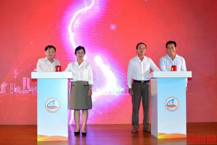 Đại diện lãnh đạo Sở Văn hóa, Thể thao Du lịch tỉnh Bình Thuận cùng Viettel Bình Thuận và Hiệp Hội du lịch tỉnh thực hiện nghi thức bấm nút khai mạc Hội chợ Du lịch trực tuyến Bình Thuận năm 2022.