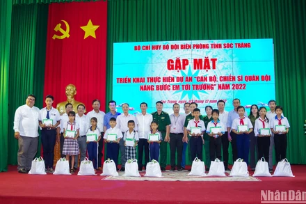 Lãnh đạo Bộ đội Biên phòng, các sở, ngành tỉnh Sóc Trăng và các em học sinh chụp hình lưu niệm tại buổi gặp mặt.