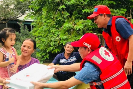 Hội Chữ thập đỏ tỉnh Hà Tĩnh cứu trợ khẩn cấp bà con vùng bị ngập sâu, chia cắt tại xã Vĩnh Hòa, huyện Đức Thọ.