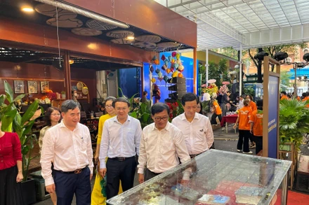 Các đại biểu tham quan trưng bày tại buổi khai mạc.