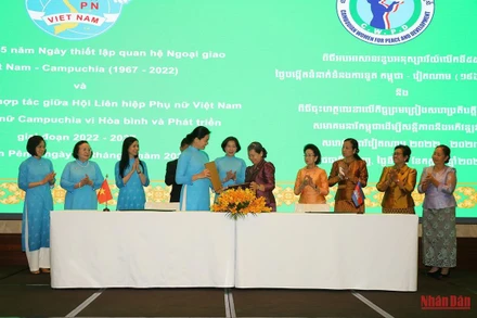 Đại diện hai hội phụ nữ ký thỏa thuận hợp tác.