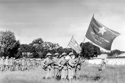 Một đơn vị của Trung đoàn Thủ đô với lá cờ "Quyết chiến, quyết thắng" của Chủ tịch Hồ Chí Minh tặng tham dự Lễ chào cờ đầu tiên trong Ngày giải phóng Thủ đô, diễn ra tại sân Cột Cờ (nay là Đoan Môn-Hoàng thành Thăng Long) vào lúc 15 giờ ngày 10/10/1954. (Ảnh: Tư liệu TTXVN)
