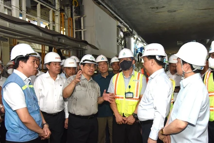 Thủ tướng Phạm Minh Chính thị sát, kiểm tra các hạng mục thi công ngầm ở Ga S9-Kim Mã. (Ảnh: Trần Hải)