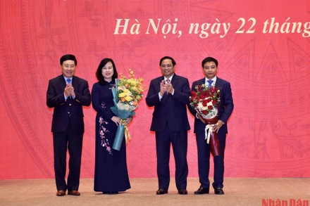 Thủ tướng Phạm Minh Chính và Phó Thủ tướng Thường trực Phạm Bình Minh tặng hoa hai Bộ trưởng Y tế và Giao thông vận tải. (Ảnh: Trần Hải)