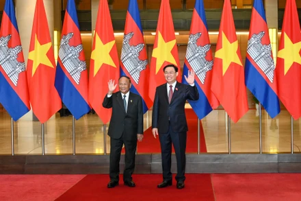 Chủ tịch Quốc hội Vương Đình Huệ và Chủ tịch Quốc hội Campuchia Samdech Heng Samrin tại lễ đón. (Ảnh: Duy Linh)