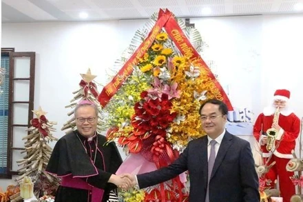 Thứ trưởng Nội vụ Vũ Chiến Thắng tặng hoa chúc mừng Giáng sinh đến Tổng Giám mục Giuse Nguyễn Chí Linh và các chức sắc tại Tòa Tổng Giám mục Giáo phận Huế.