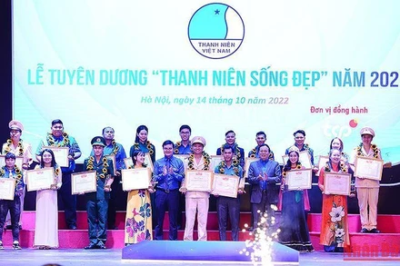 Bí thư thứ nhất Trung ương Đoàn Bùi Quang Huy và Chủ tịch Hội Cựu Thanh niên xung phong Việt Nam Vũ Trọng Kim trao Giải thưởng “Thanh niên sống đẹp” năm 2022 tặng các cá nhân tiêu biểu.
