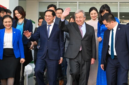 Tổng Thư ký Liên hợp quốc Antonio Guterres và Bộ trưởng Ngoại giao Bùi Thanh Sơn cùng các đại biểu đến dự buổi đối thoại tại Học viện Ngoại giao. 