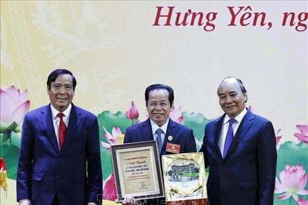 Chủ tịch nước Nguyễn Xuân Phúc và Chủ tịch Hội Người cao tuổi Việt Nam Nguyễn Thanh Bình tặng bằng vinh danh và quà lưu niệm cho các tập thể và cá nhân tích cực hưởng ứng, đóng góp cho công tác chăm sóc đời sống vật chất và tinh thần cho người cao tuổi. (Ảnh: Thống Nhất – TTXVN)