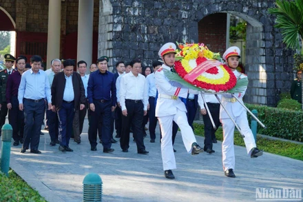 Đồng chí Phan Đình Trạc cùng thành viên đoàn công tác Ban Nội chính Trung ương viếng các anh hùng liệt sĩ tại Nghĩa trang liệt sĩ A1.