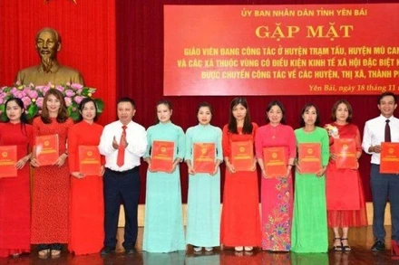 Giám đốc Sở Nội vụ tỉnh Yên Bái Nguyễn Văn Trọng trao quyết định cho giáo viên vùng đặc biệt khó khăn được chuyển vùng.