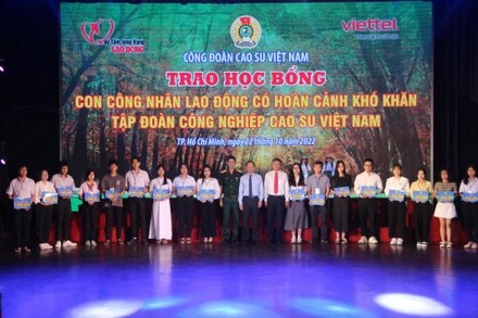 Nhiều học sinh, sinh viên con em ngành cao-su từ mọi miền đất nước vượt khó, học giỏi được tuyên trong buổi lễ.