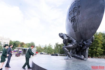 Đoàn Quân đội nhân dân Việt Nam dâng hoa tại Tượng đài Bác. (Ảnh: Thanh Thể)