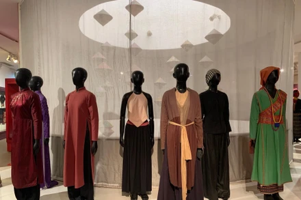 Trưng bày trang phục tại Bảo tàng Phụ nữ Việt Nam. (Ảnh: Bông Mai)