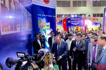 Các đại biểu thăm một gian trưng bày tại hội chợ. (Ảnh: Trịnh Dũng)