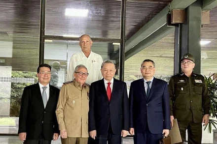 Bộ trưởng Tô Lâm thăm hỏi sức khỏe Đại tướng Raúl Castro Ruz. (Ảnh: Báo Công an nhân dân)