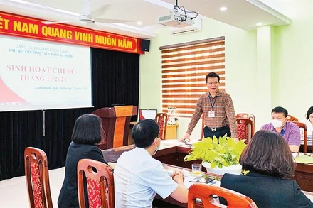 Ảnh minh họa: Một buổi sinh hoạt chi bộ Trường tiểu học Ái Mộ B, Ðảng ủy phường Ngọc Lâm, quận Long Biên. 