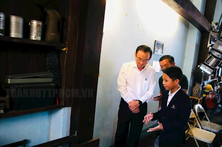 Bí thư Thành ủy Thành phố Hồ Chí Minh Nguyễn Văn Nên cùng các đại biểu tìm hiểu về căn hầm bí mật, hộp thư bí mật. (Ảnh: Trang tin điện tử Đảng bộ Thành phố Hồ Chí Minh)