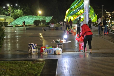 Đà Lạt có rất nhiều người bán hàng rong tại các điểm vui chơi, bán hàng “chèo kéo” du khách. (Ảnh: Báo Lâm Đồng)