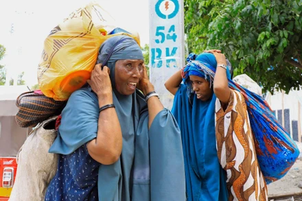 Ảnh minh họa: Dân thường bỏ chạy sau cuộc đọ súng giữa các phe phái trong lực lượng an ninh Somalia gần KM4 ở quận Hodan, thủ đô Mogadishu, Somalia ngày 26 /4/2021. (Ảnh: REUTERS)