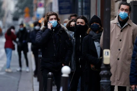 Ảnh minh họa: Người dân xếp hàng chờ xét nghiệm trong bối cảnh đại dịch Covid-19 lây lan ở Paris, Pháp, ngày 23/12/2021. (Nguồn: REUTERS)