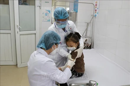 Ảnh minh họa: Bác sĩ Bệnh viện A Thái Nguyên tiêm cho bệnh nhi. (Nguồn: TTXVN)