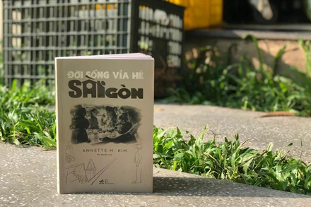 Đọc sách “Đời sống vỉa hè Sài Gòn”