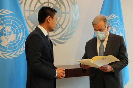 Đại sứ Đặng Hoàng Giang gặp và trao Tổng Thư ký LHQ Antonio Guterres thư của Thủ tướng Chính phủ Phạm Minh Chính. (Ảnh: Báo Thế giới và Việt Nam)