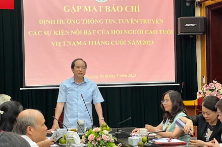 Đồng chí Trương Xuân Cừ, Phó chủ tịch Trung ương Hội Người cao tuổi Việt Nam, chia sẻ thông tin tại buổi gặp mặt báo chí.