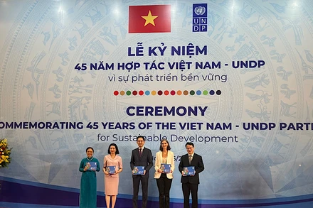 Trưởng đại diện thường trú UNDP tại Việt Nam trao Sách ảnh 45 năm quan hệ đối tác Việt Nam – UNDP vì Phát triển bền vững cho đại diện lãnh đạo các bộ, ngành.