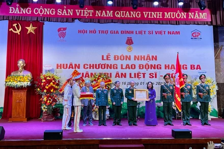 Hội Hỗ trợ gia đình liệt sĩ Việt Nam đón nhận Huân chương Lao động hạng Ba. 