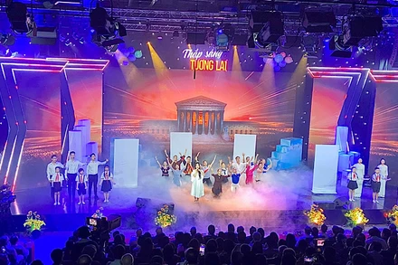Chương trình giao lưu nghệ thuật “Thắp sáng tương lai”.