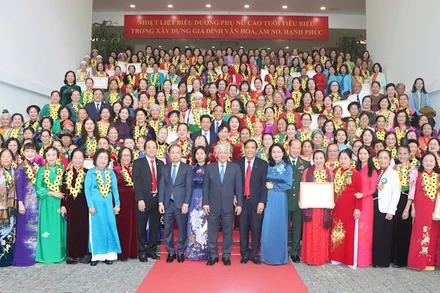 Các đại biểu tiêu biểu về tham dự Hội nghị biểu dương phụ nữ cao tuổi tiêu biểu toàn quốc trong xây dựng gia đình văn hóa, ấm no, hạnh phúc.